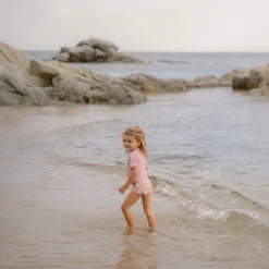 Little Dutch Zwemkleding|Meisjes Kleding^Zwemshirt korte mouw - Lichtroze - Sunny Flowers